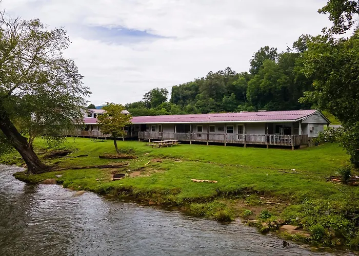 Lloyd'S On The River Country Inn By Oyo