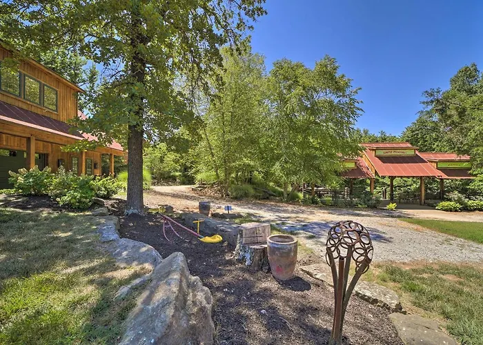 Falling Water Chalet Upper Unit: Near Bike Trails!