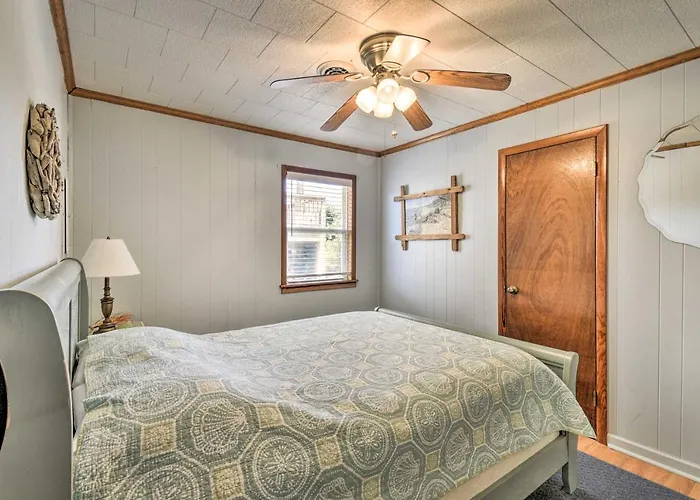 Nags Head Cottage: Screened Porch, Walk To Beach!
