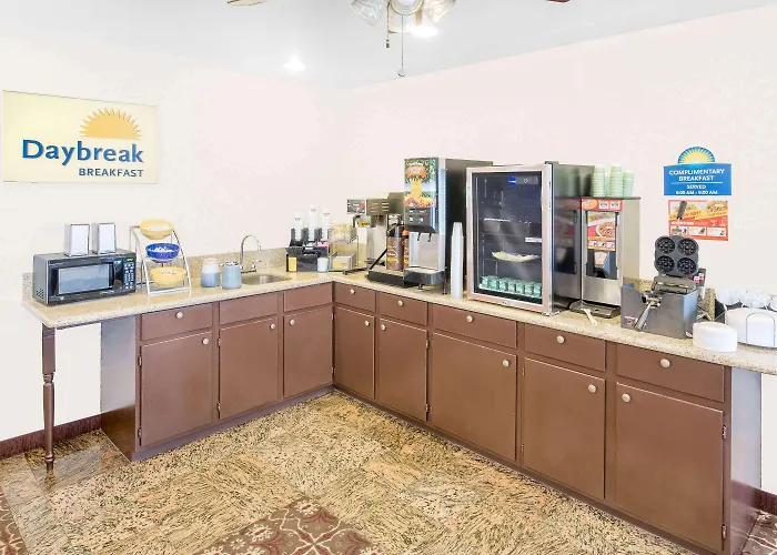 Days Inn & Suites By Wyndham Brinkley