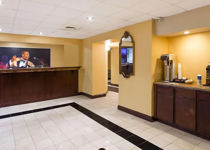 Super 8 By Wyndham Indianola