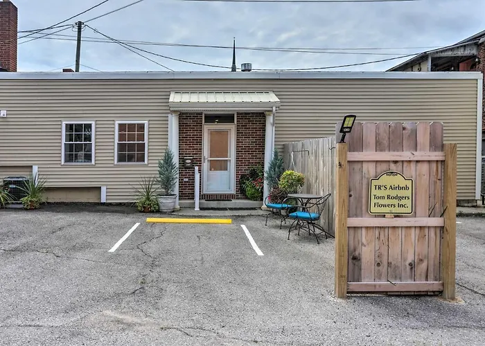 Cheerful Tiffin Digs In The Heart Of Downtown
