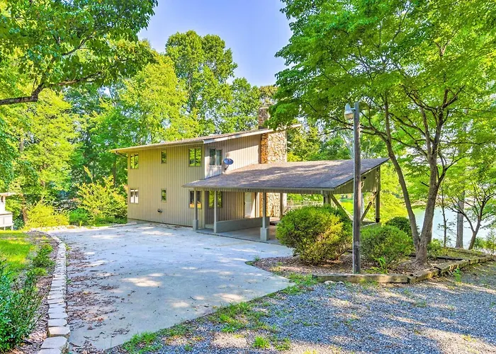 Quaint Lake Norman Home W/ Boat Dock + Grill!