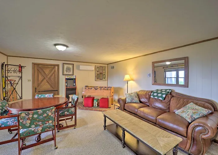 Hot Tub & Scenic Views: Beech Mountain Retreat