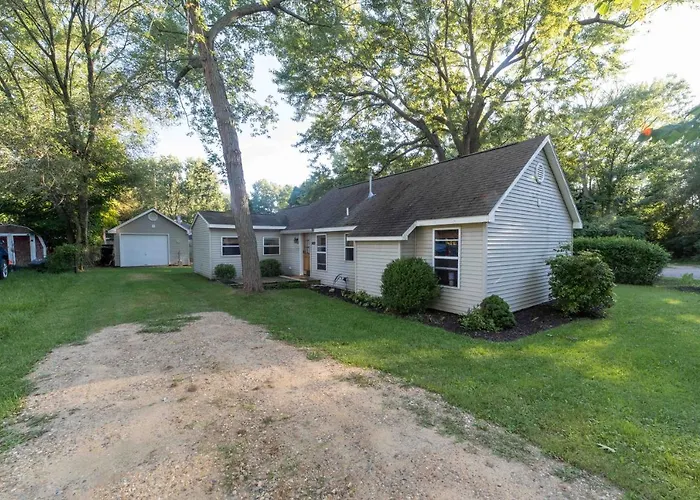 The Charming Glenn Cottage! Walk To Lake Michigan!