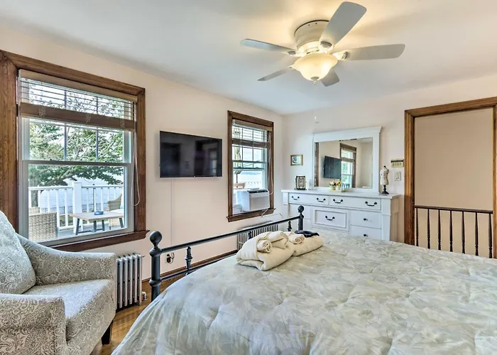 Walkable New Haven Retreat W/ Ocean Views!