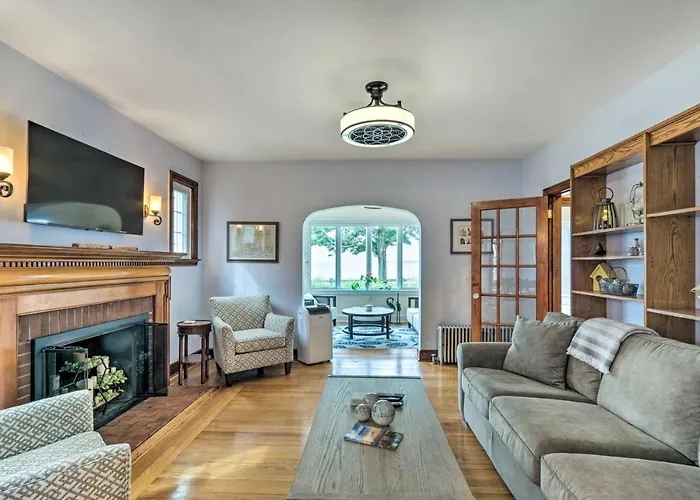 Walkable New Haven Retreat W/ Ocean Views!