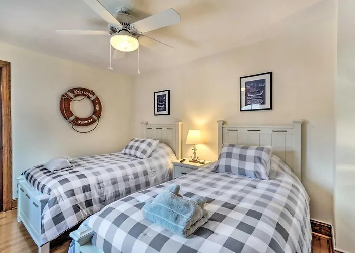 Walkable New Haven Retreat W/ Ocean Views!