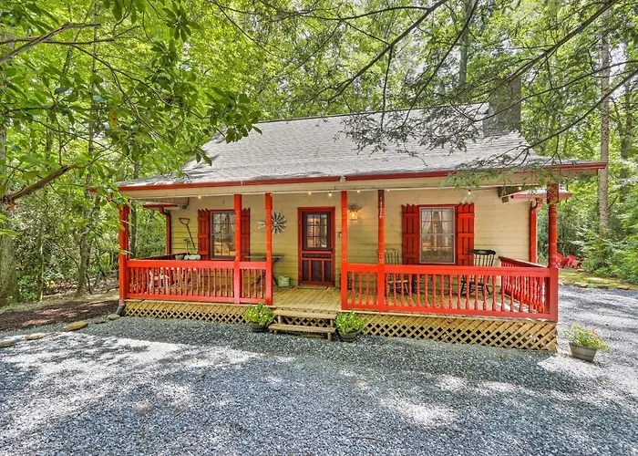 Cozy Creekside Mountain Escape W/ Hot Tub!