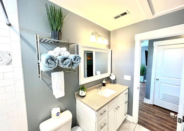 Stylish Cozy Tree House Pet Friendly!!!