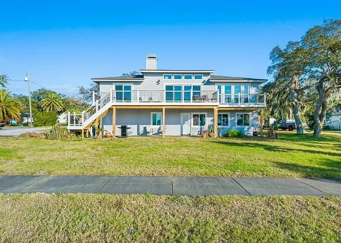 Breathtaking Waterfront Crystal Beach Getaway!