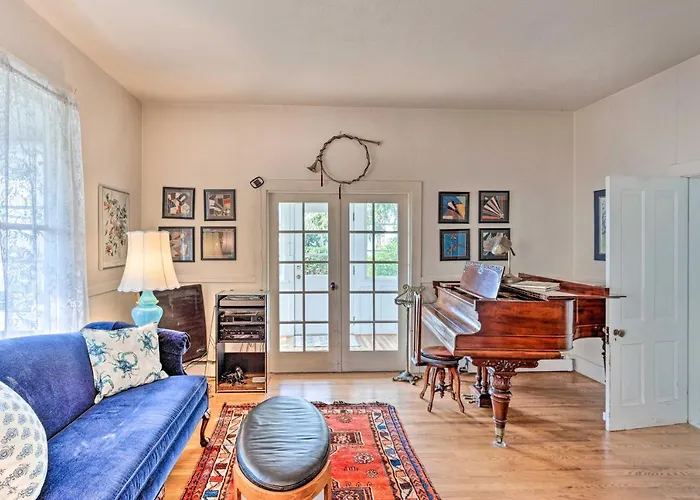 Charming Historic Retreat Near Poverty Bay!