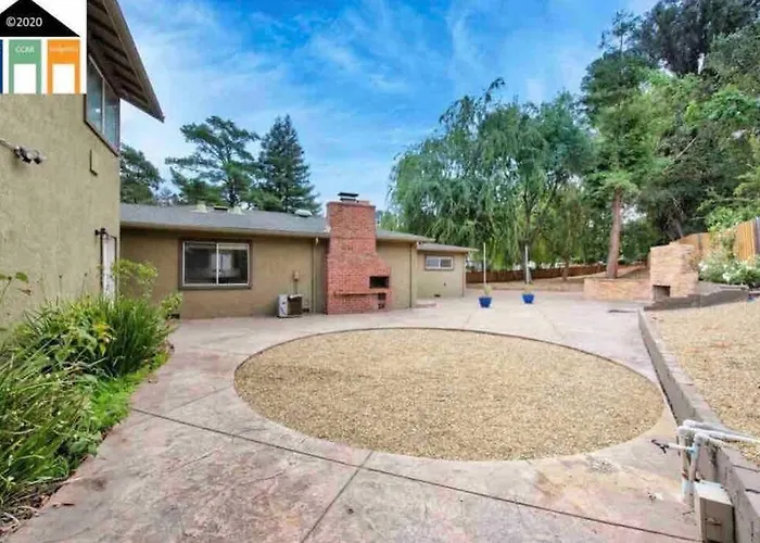 5 Bedroom House In Prestigious Neighborhood!