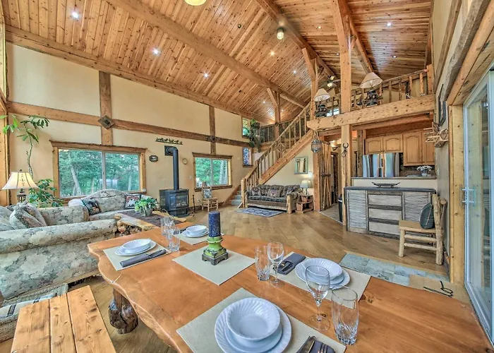 Private Deck & Mtn Views: Family Getaway In Eureka