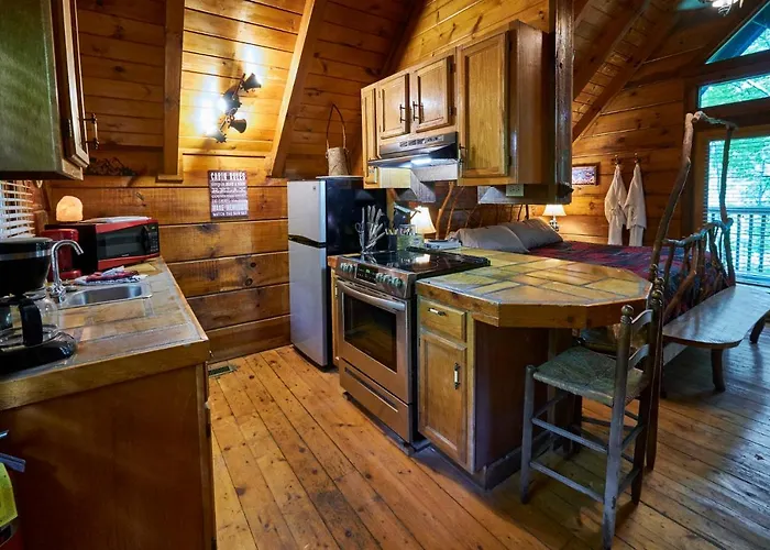 Wild Columbine - Gatlinburg Area Hottub Romantic Cabin