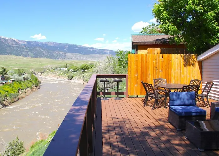 Yellowstone Treasure Guesthouses On The River