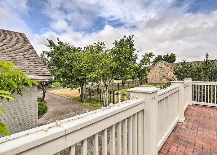 Studio In College Station W/ Expansive Deck!