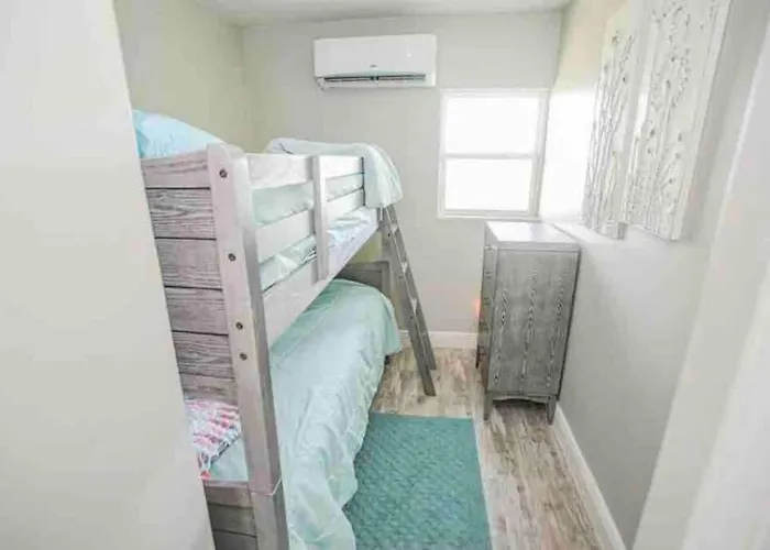 Beachfront Retreat! 3 Steps To Walkover!