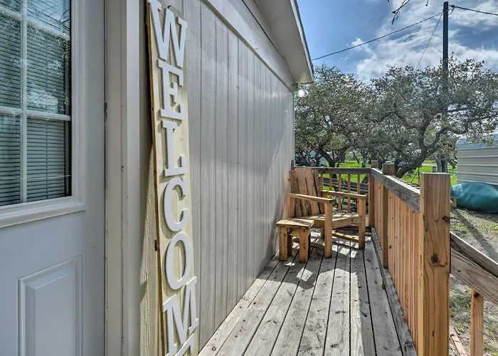 5 Mi To Rockport Beach Park: Studio W/ Porch!