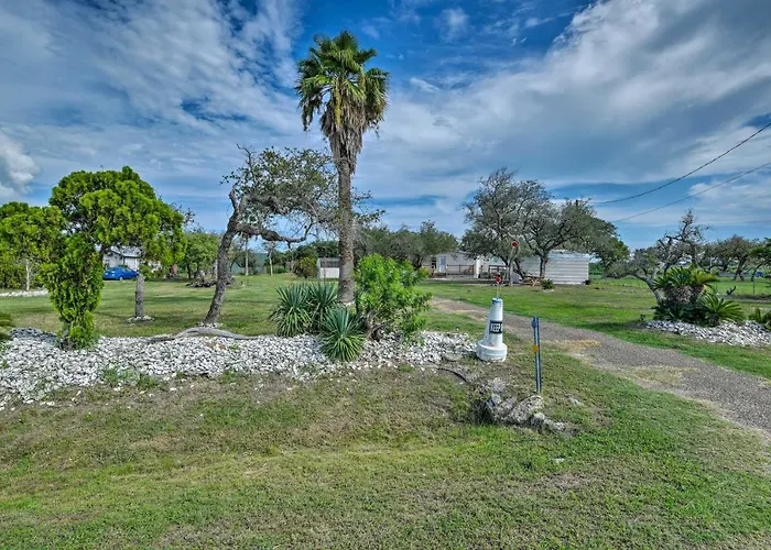 5 Mi To Rockport Beach Park: Studio W/ Porch!