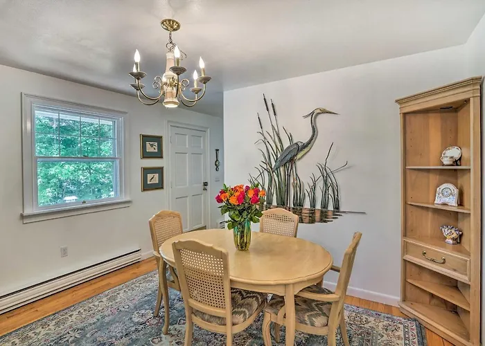 Stockbridge Home: Walk To Town Beach!