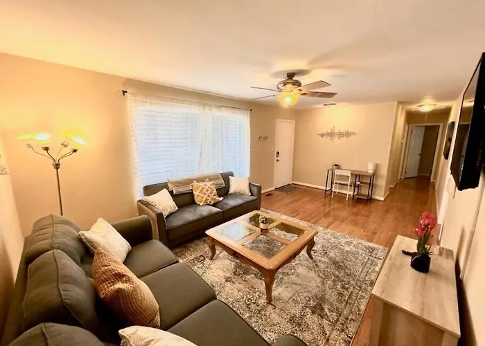 *Comfortable Townhome * King Beds * Long Term*