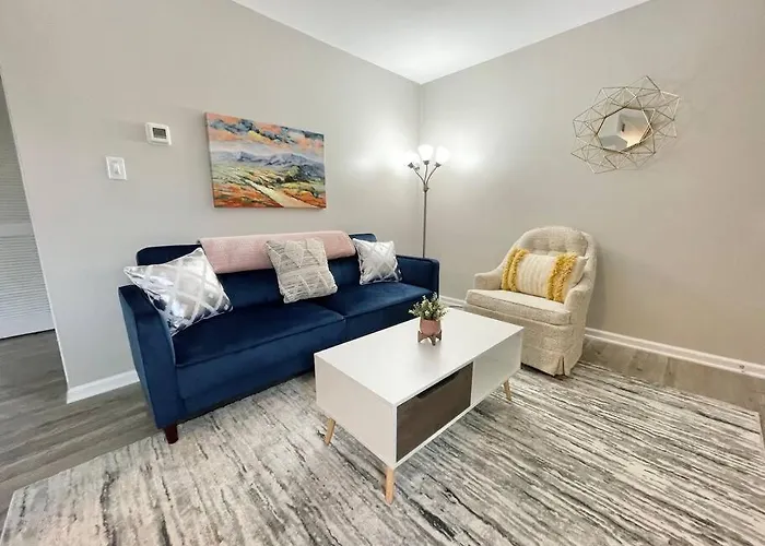 * Cozy Crib * Pet Friendly * King Bed *