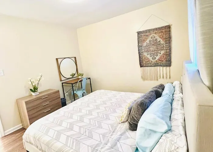 *Prime Pad * King Bed * Long Term Stays*