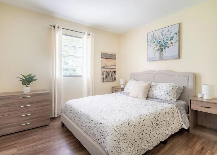 *Cool Crib * King Bed * Long Term Stays * Duke*