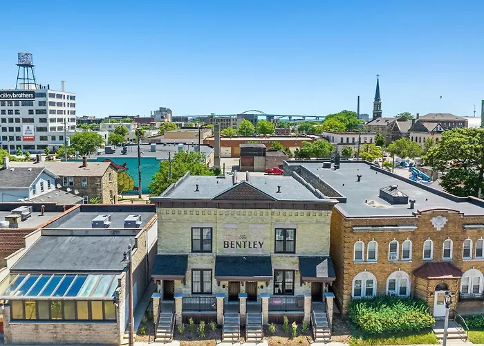 The Bentley Condotel, Heart Of Walkers Point With Garage, Yard