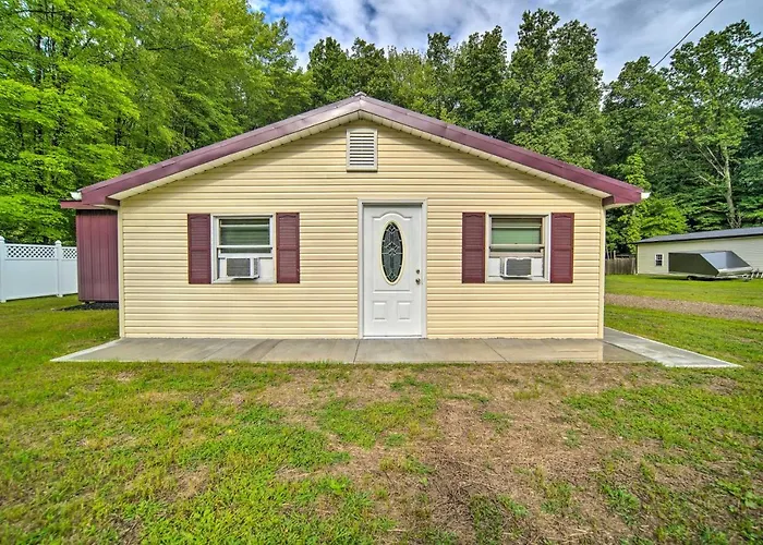 Jamestown Retreat W/ Hot Tub - Walk To Lake!