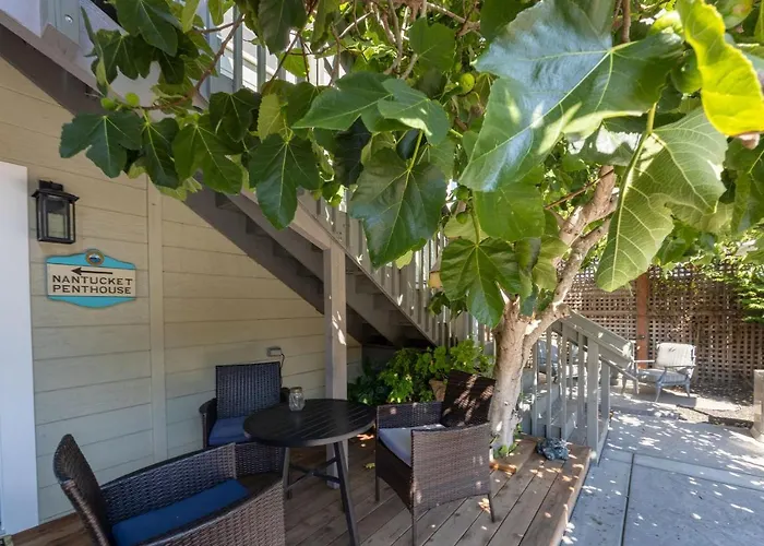 Nantucket Penthouse - Walk To Restaurants Beaches Activies & So Much More