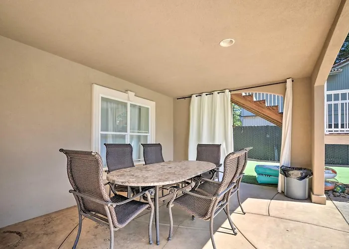 Luxe Getaway W/ Riverfront Views In Grants Pass!