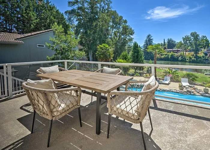 Luxe Getaway W/ Riverfront Views In Grants Pass!