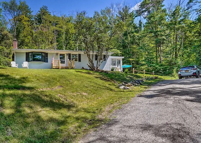 Stockbridge Home: Walk To Town Beach!
