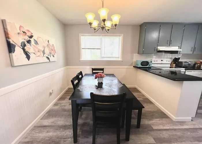 *Comfortable Townhome * King Beds * Long Term*