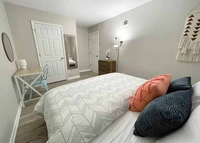 * Cozy Crib * Pet Friendly * King Bed *