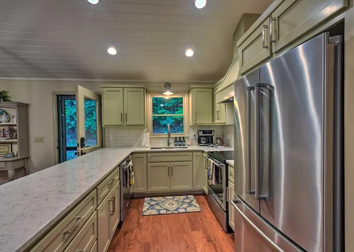 Cozy Clayton Cabin W/ Deck & Mountain Views!