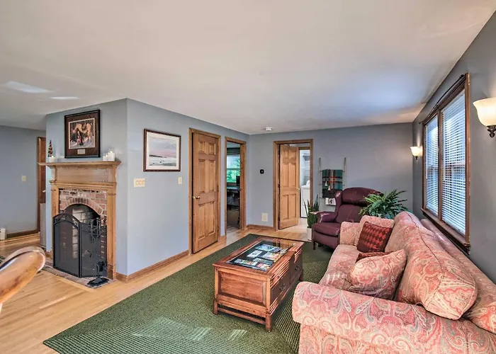 Charming Saco Home W/ Deck, 5 Mi To Beach!