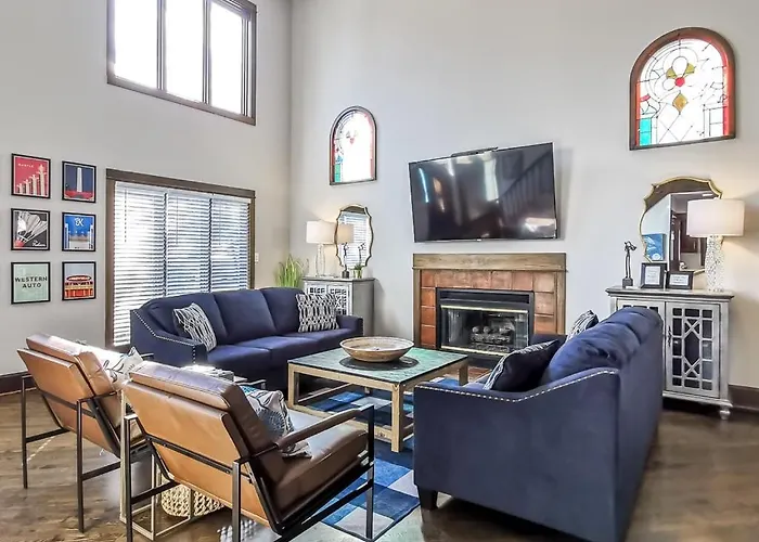 Stunning Plaza Home-Location Unbeatable-New Remodel