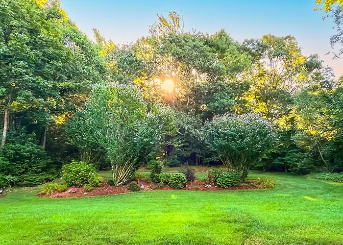 Quaint & Convenient! Cape Cod Apt Near Canal