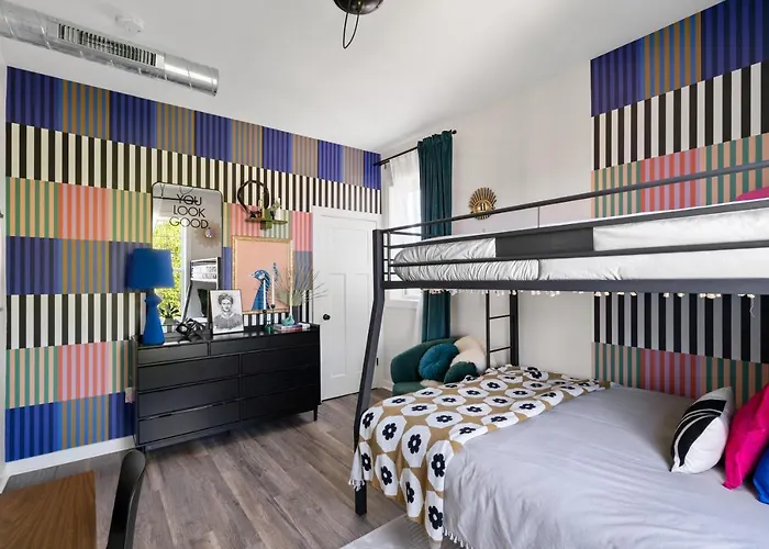 The Bentley Condotel, Heart Of Walkers Point With Garage, Yard