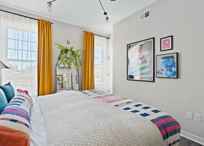 The Bentley Condotel, Heart Of Walkers Point With Garage, Yard