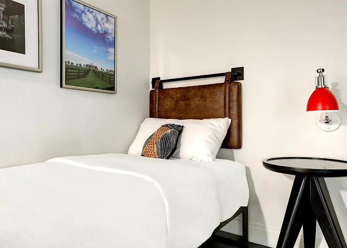 Elwood Hotel & Suites