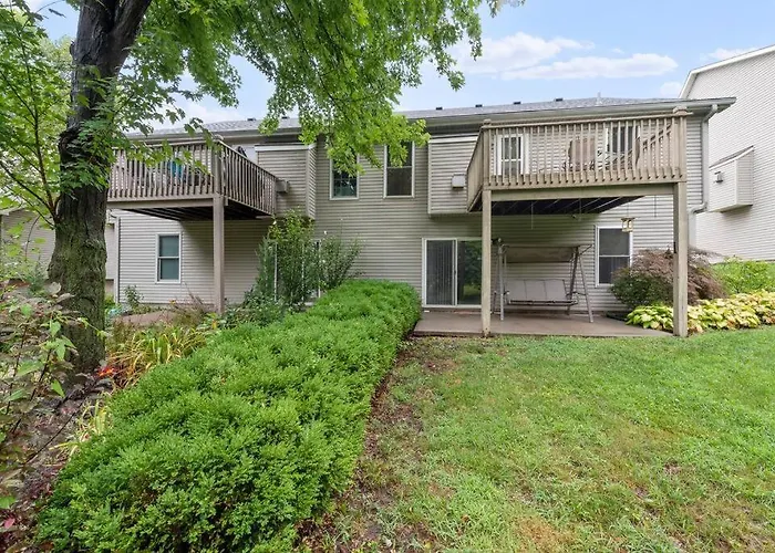 Spacious Kansas City Townhome With 2 Living Rooms Near Downtown And Mci Airport