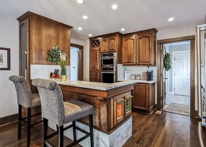 Stunning Plaza Home-Location Unbeatable-New Remodel