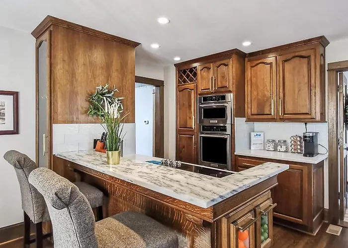 Stunning Plaza Home-Location Unbeatable-New Remodel