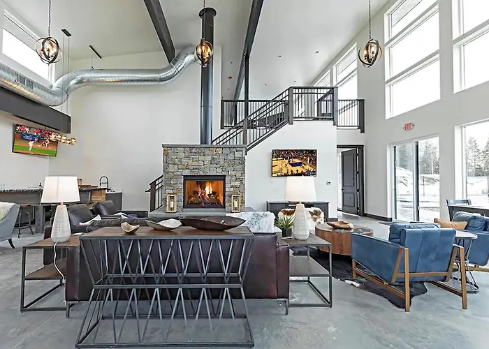 Lux Modern Chalet, Pool & Hot Tub, 10 Mins To The Mountain & Incredible Views