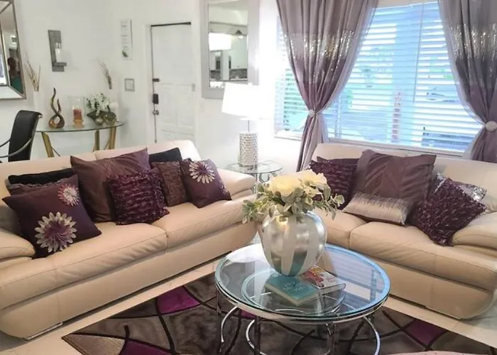 Palm Springs 3-Bedroom 2-Bath 5 Miles To The Beach