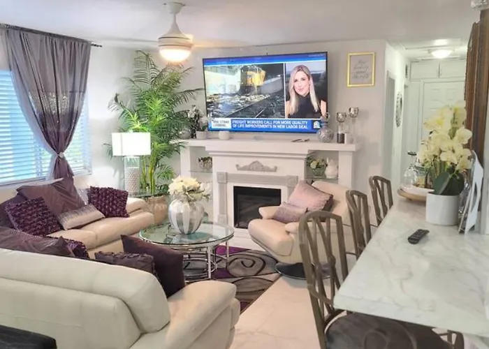 Palm Springs 3-Bedroom 2-Bath 5 Miles To The Beach